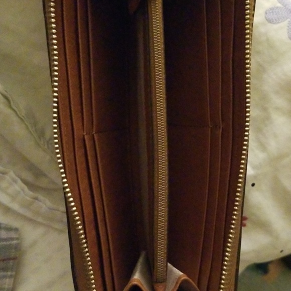 Michael Kors Zip Around Wallet - Picture 5 of 7